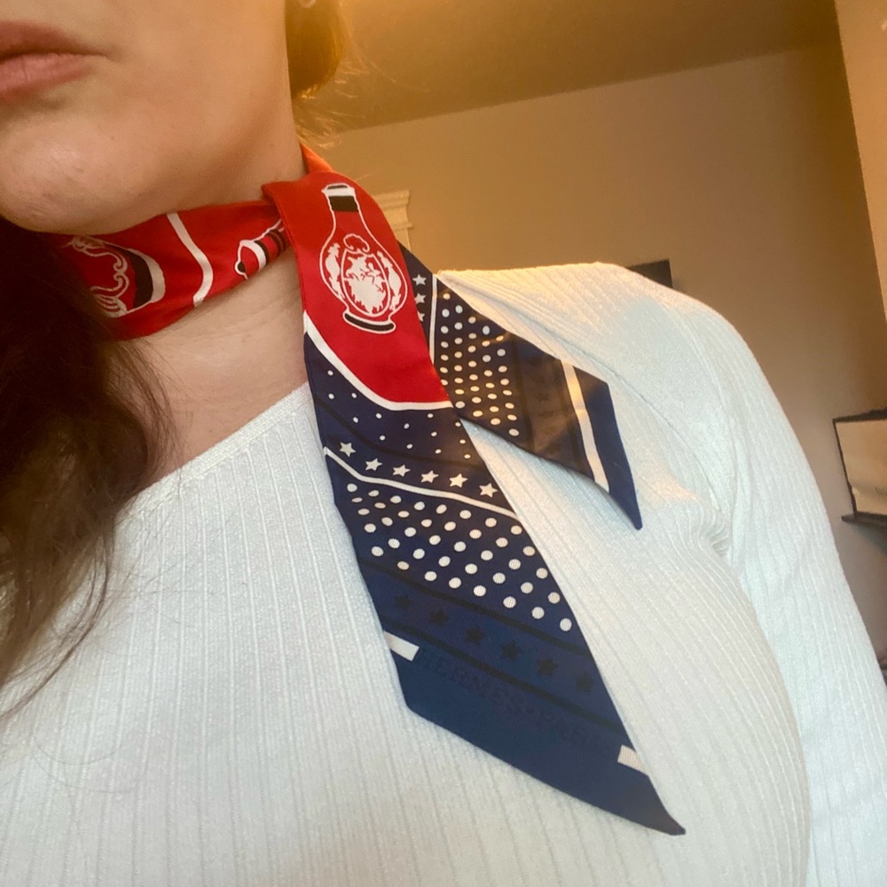 HERMÈS SILK TWILLY SCARF LES FLACONS BANDANA MARINE/ ROUGE/ BLANC - Picture 12 of 13